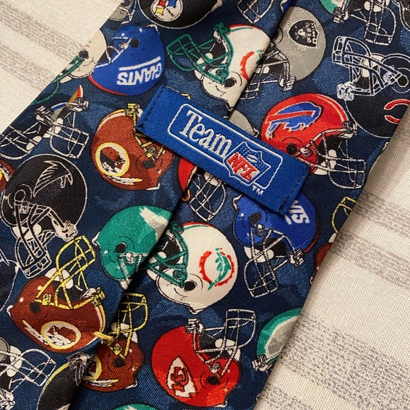 Men’s Tie - Picture 2 of 3